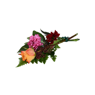 En bukett med en orange ros, en rosa nejlika och mörkröda blommor, omgivna av gröna blad.