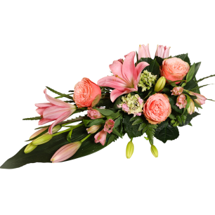 En blomsterarrangemang med rosa liljor och rosor, omgiven av gröna blad och knoppar.